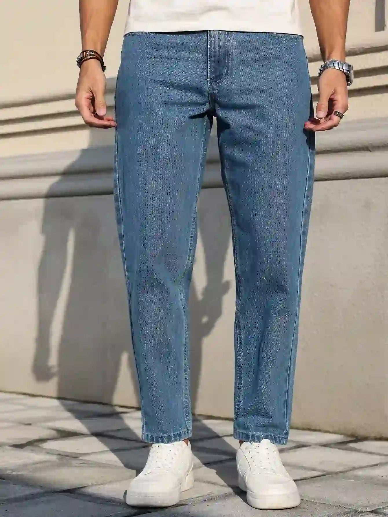Herrjeans är tillverkade av klassiskt blått denimtyg med en lös passform, ma