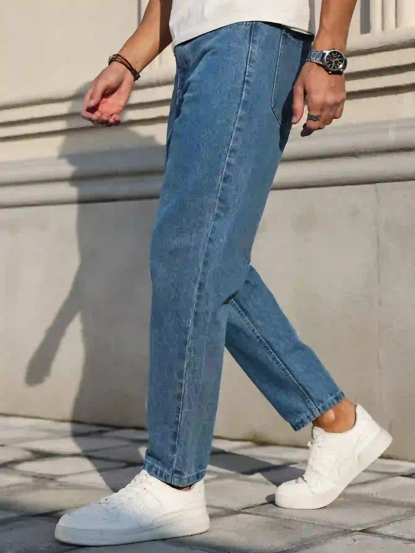 Herrjeans är tillverkade av klassiskt blått denimtyg med en lös passform, ma