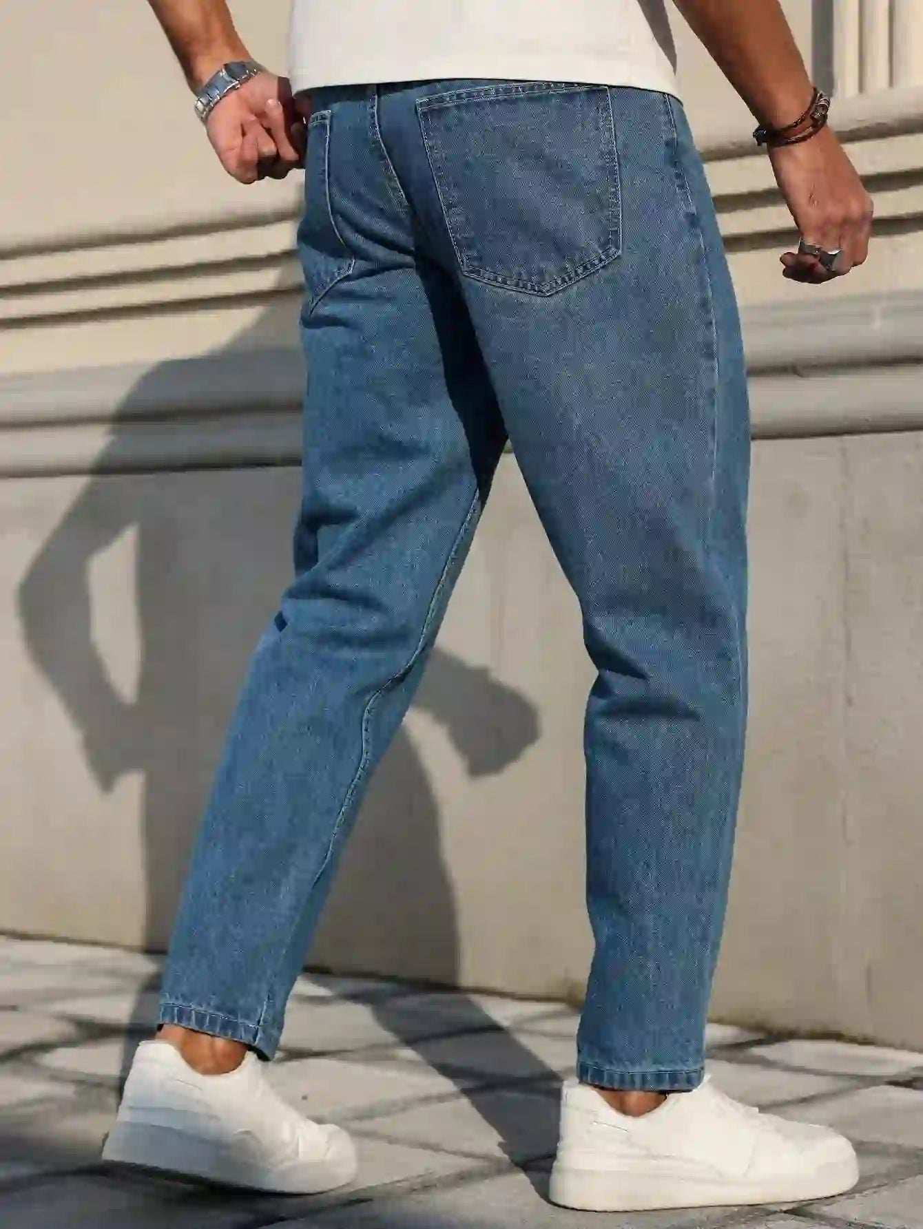Herrjeans är tillverkade av klassiskt blått denimtyg med en lös passform, ma