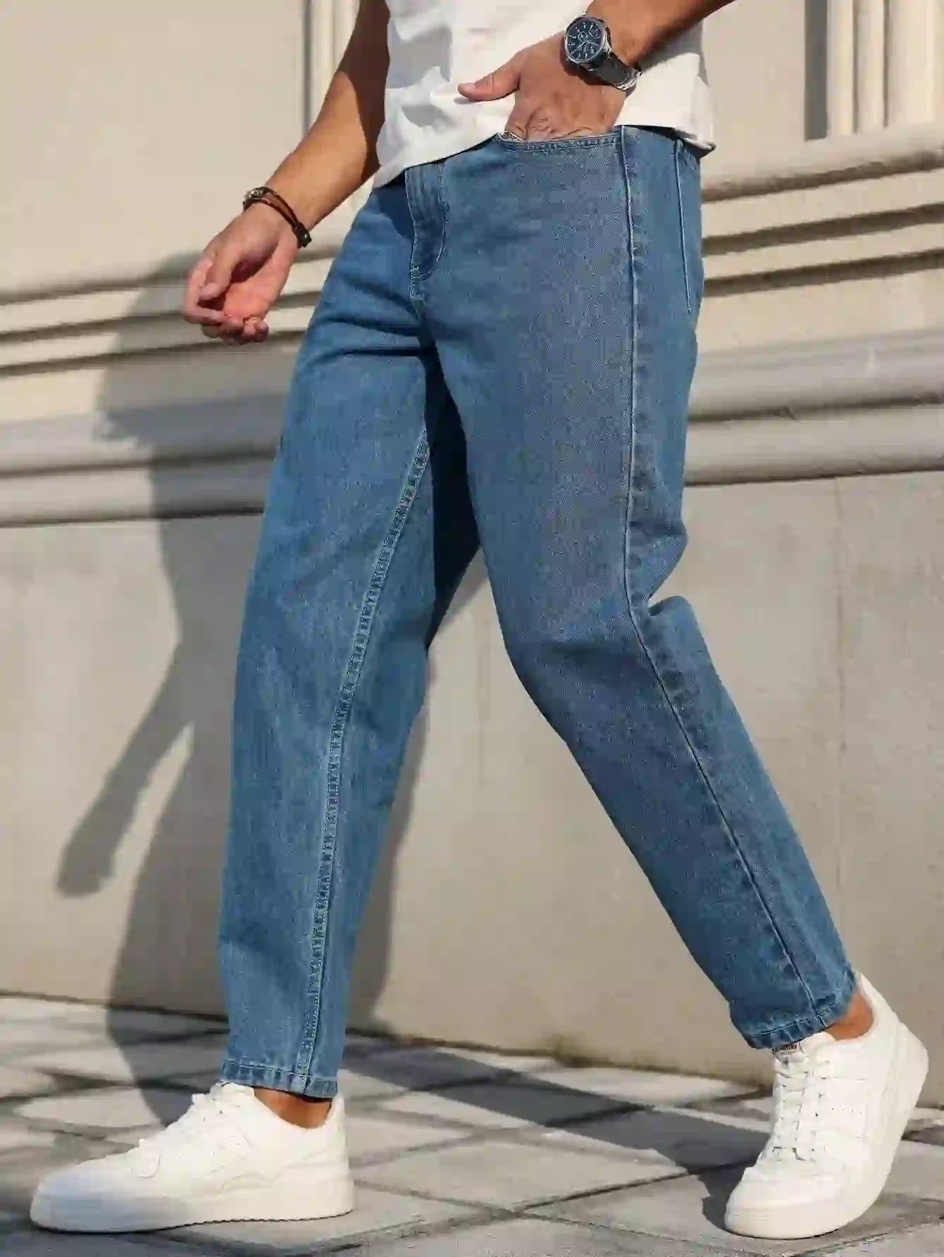 Herrjeans är tillverkade av klassiskt blått denimtyg med en lös passform, ma