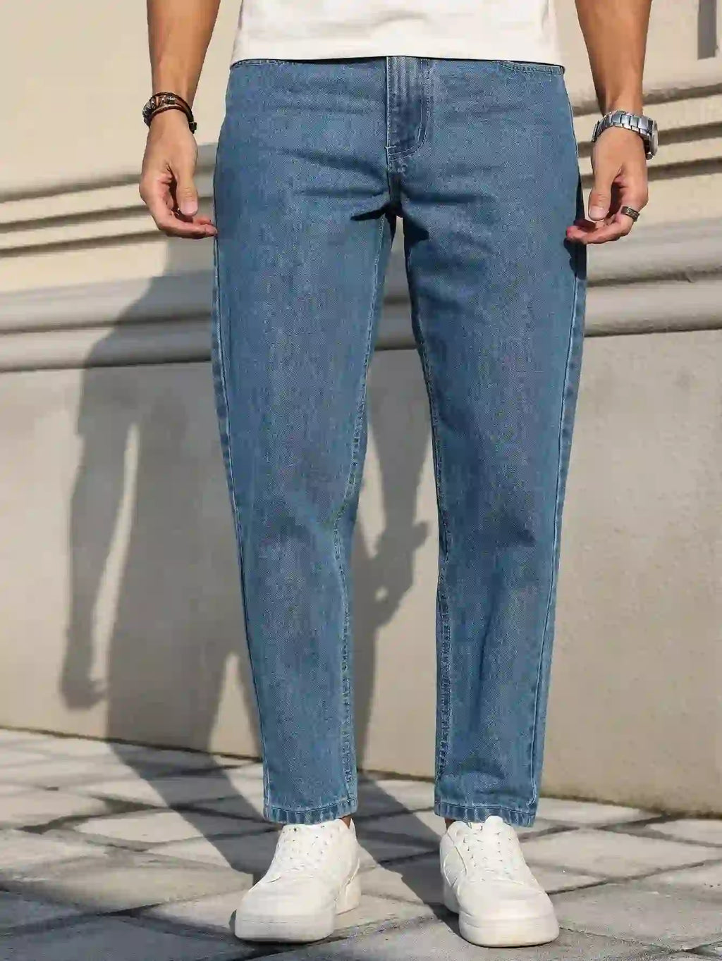 Herrjeans är tillverkade av klassiskt blått denimtyg med en lös passform, ma
