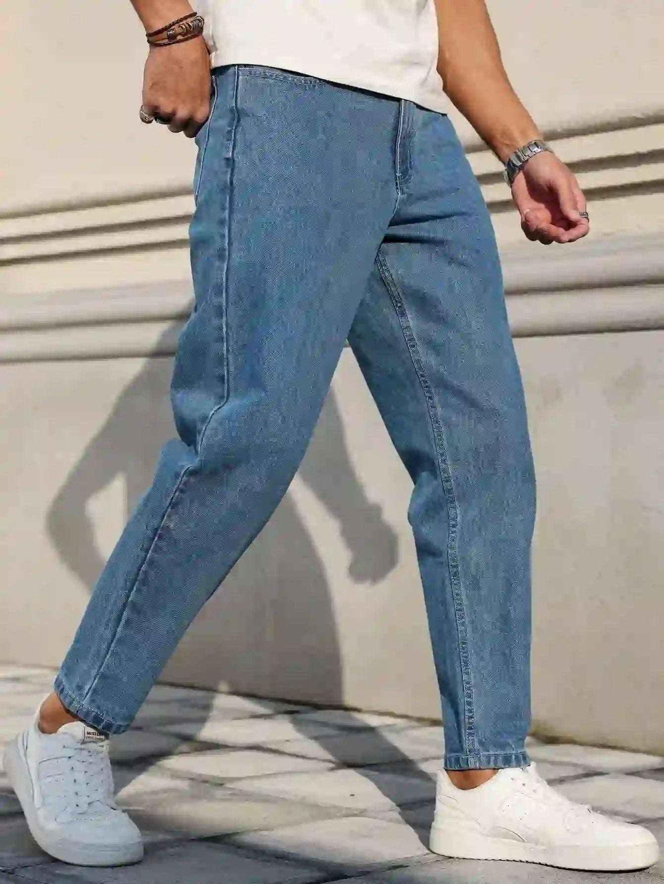 Herrjeans är tillverkade av klassiskt blått denimtyg med en lös passform, ma