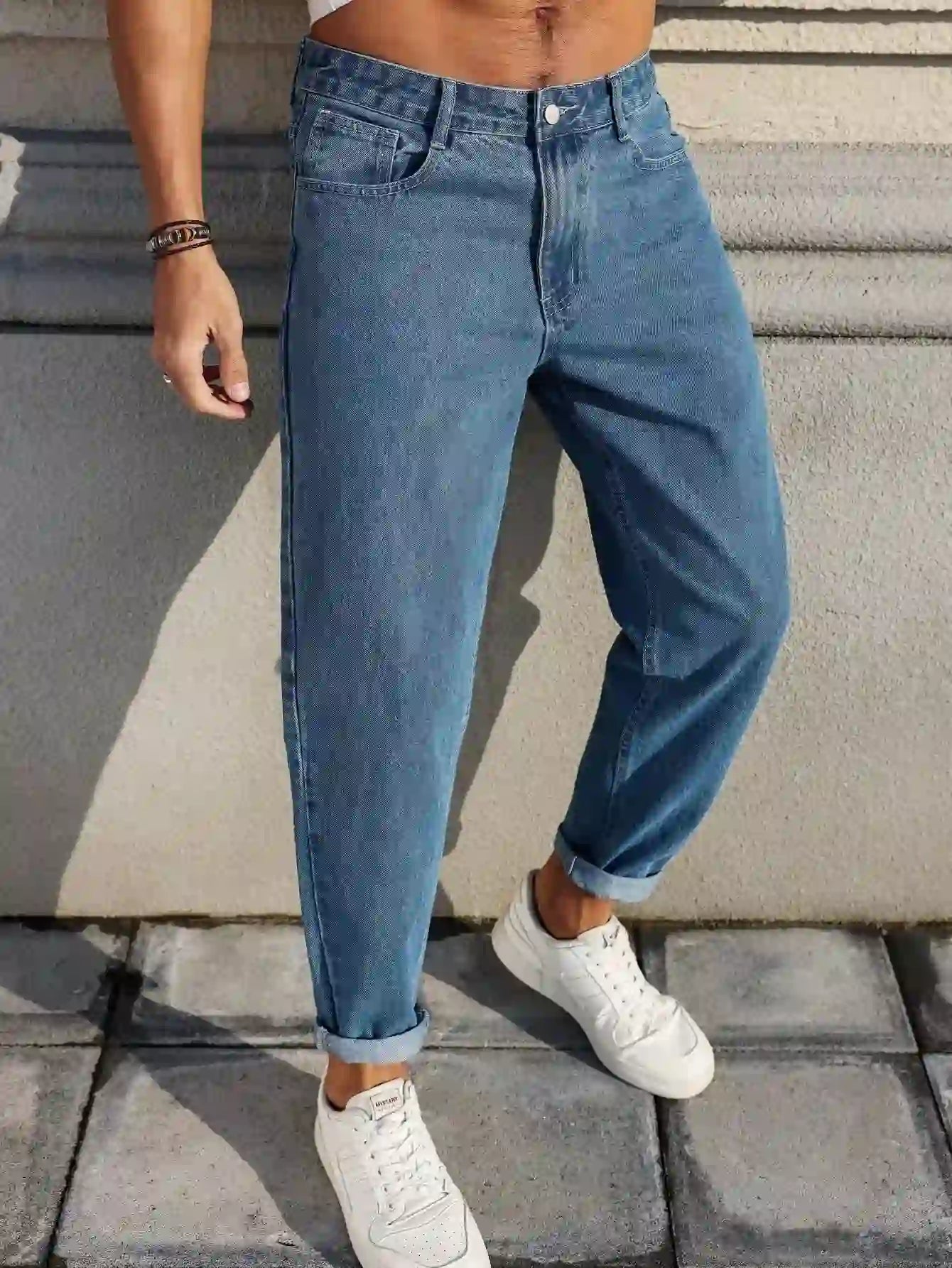 Herrjeans är tillverkade av klassiskt blått denimtyg med en lös passform, ma